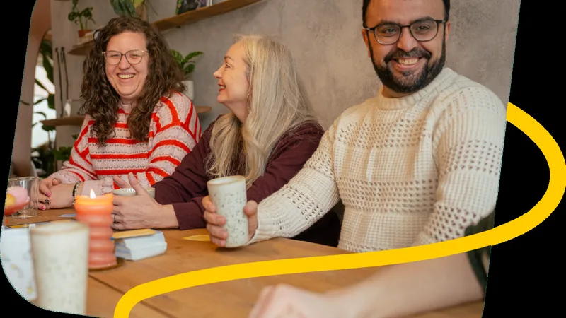 Vrijwilligers van BindDing aan tafel