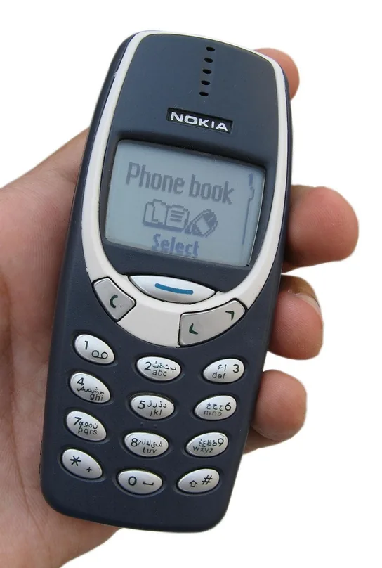 Hand met een Nokia 3310